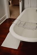 Hill Road Manor Bed & Breakfast