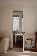 Hill Road Manor Bed & Breakfast