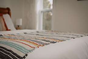 Hill Road Manor Bed & Breakfast