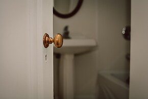 Hill Road Manor Bed & Breakfast