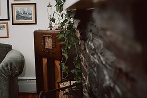 Hill Road Manor Bed & Breakfast