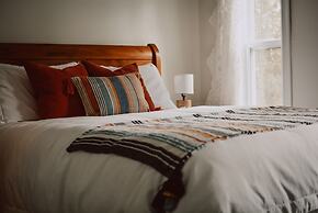 Hill Road Manor Bed & Breakfast