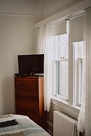 Hill Road Manor Bed & Breakfast