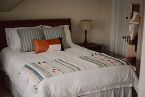 Hill Road Manor Bed & Breakfast