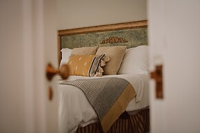 Hill Road Manor Bed & Breakfast