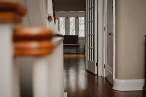 Hill Road Manor Bed & Breakfast