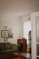 Hill Road Manor Bed & Breakfast