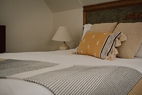 Hill Road Manor Bed & Breakfast