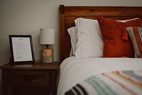 Hill Road Manor Bed & Breakfast