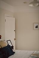 Hill Road Manor Bed & Breakfast