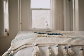 Hill Road Manor Bed & Breakfast