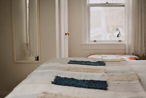 Hill Road Manor Bed & Breakfast