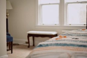 Hill Road Manor Bed & Breakfast