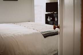 Hill Road Manor Bed & Breakfast