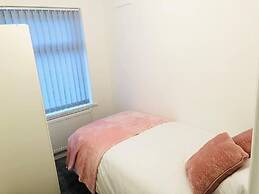 4 Bedroom Lovely Home in Loughborough Town & Uni
