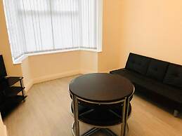 4 Bedroom Lovely Home in Loughborough Town & Uni