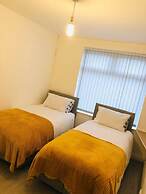 4 Bedroom Lovely Home in Loughborough Town & Uni