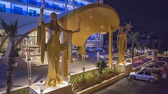 Azura Deluxe Resort & Spa