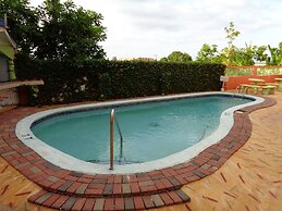 Tropical Court Hotel