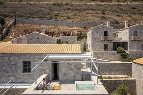 Trapela Limeni Luxury Suites