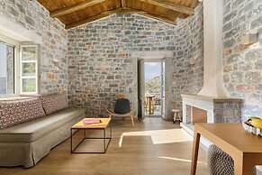 Trapela Limeni Luxury Suites