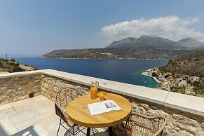 Trapela Limeni Luxury Suites