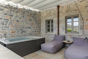 Trapela Limeni Luxury Suites