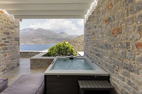 Trapela Limeni Luxury Suites