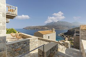 Trapela Limeni Luxury Suites