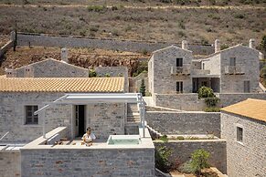 Trapela Limeni Luxury Suites