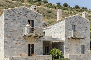 Trapela Limeni Luxury Suites