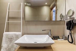 Trapela Limeni Luxury Suites