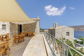 Trapela Limeni Luxury Suites