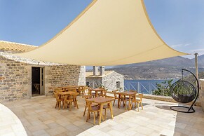 Trapela Limeni Luxury Suites