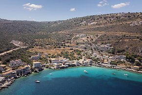 Trapela Limeni Luxury Suites