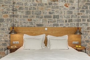 Trapela Limeni Luxury Suites