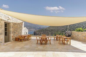 Trapela Limeni Luxury Suites