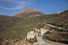 Trapela Limeni Luxury Suites