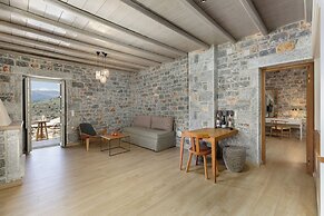 Trapela Limeni Luxury Suites