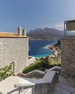 Trapela Limeni Luxury Suites