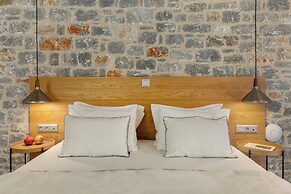 Trapela Limeni Luxury Suites