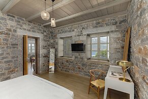 Trapela Limeni Luxury Suites