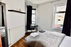 Cheer full 4 Bedroom House Train Station
