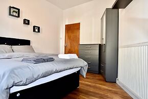 Cheer full 4 Bedroom House Train Station