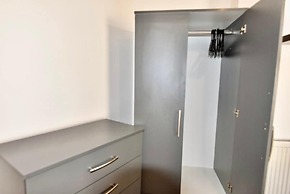 Cheer full 4 Bedroom House Train Station