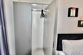 Cheer full 4 Bedroom House Train Station