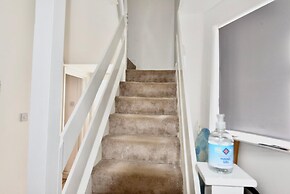 Cheer full 4 Bedroom House Train Station