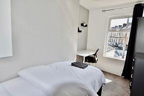 Cheer full 4 Bedroom House Train Station