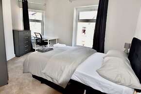 Cheer full 4 Bedroom House Train Station