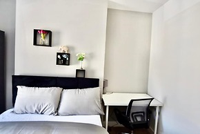 Cheer full 4 Bedroom House Train Station